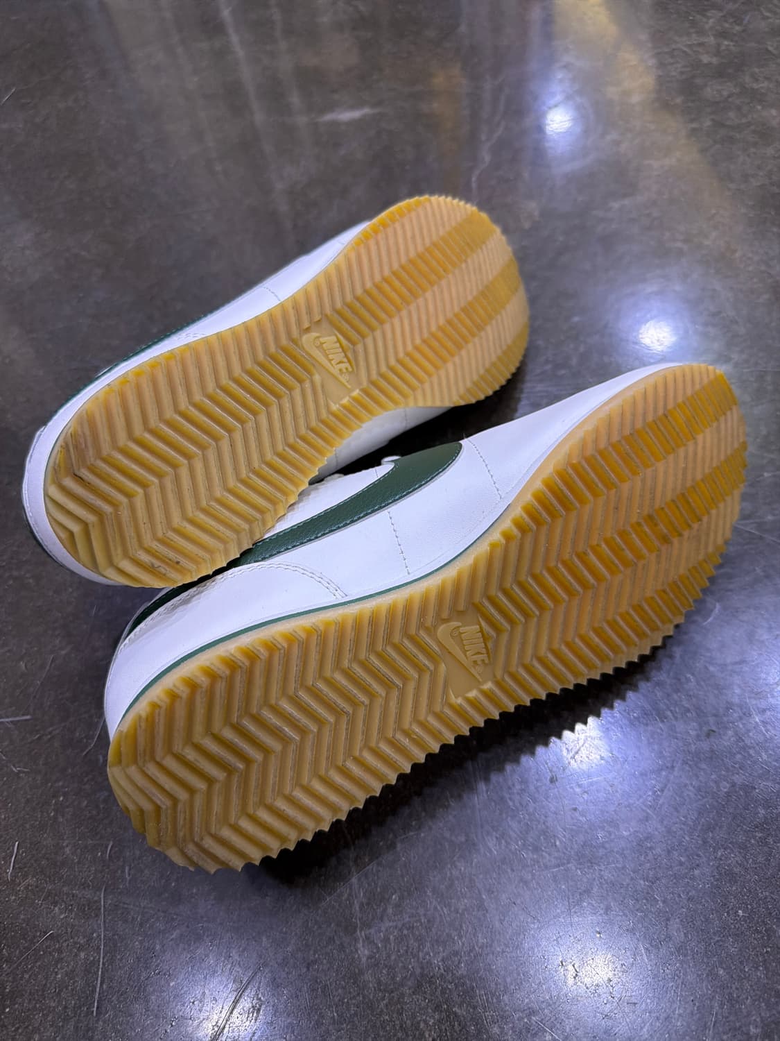 나이키 코르테즈 우먼스 화이트 그린 검 스니커즈 240 상품이미지8