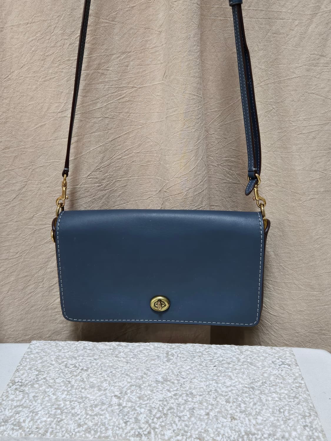 코치 블루 레더 크로스백 상품이미지2