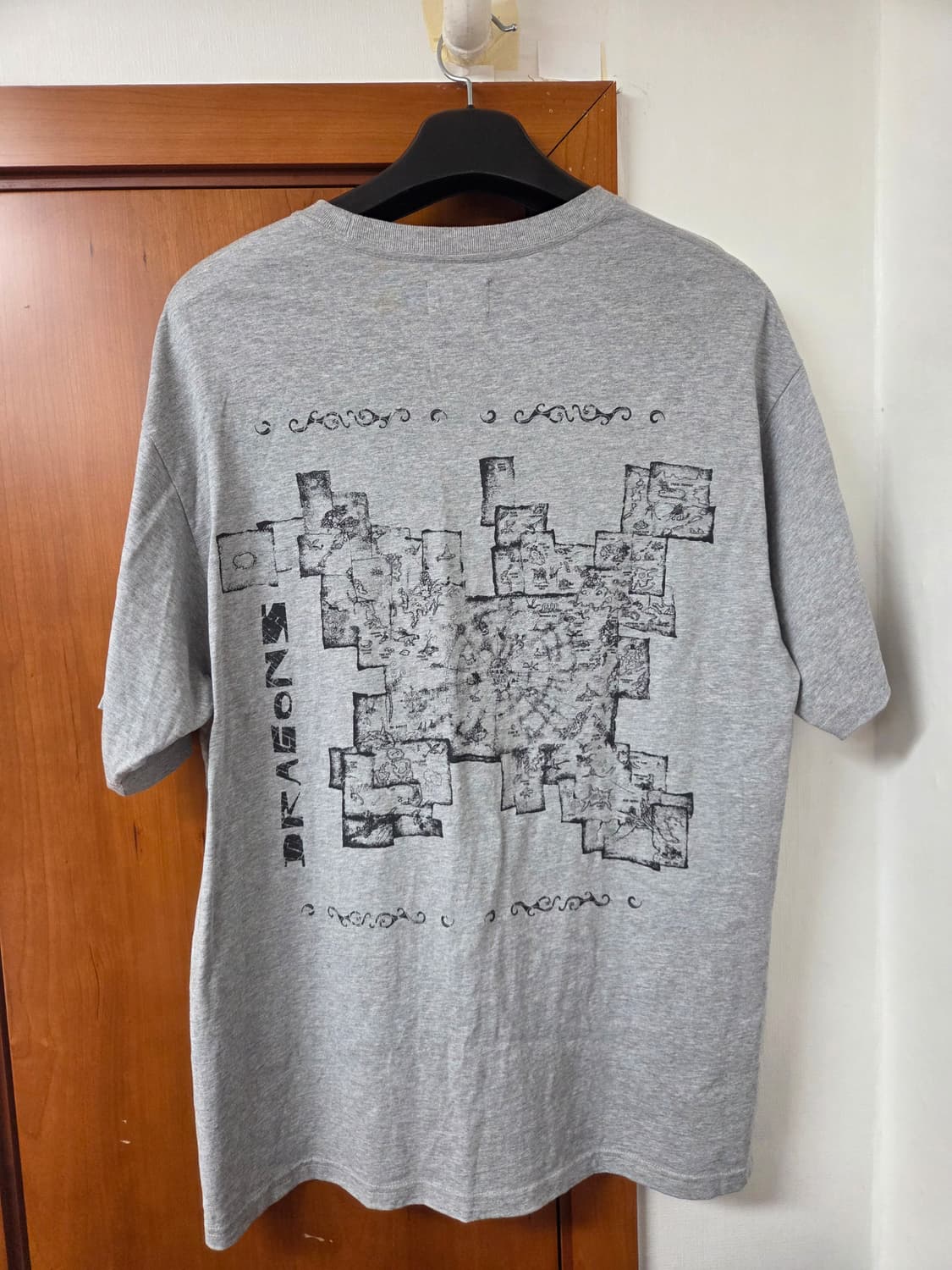 해칭룸 드래곤 카드 티셔츠 그레이 3사이즈 상품이미지5