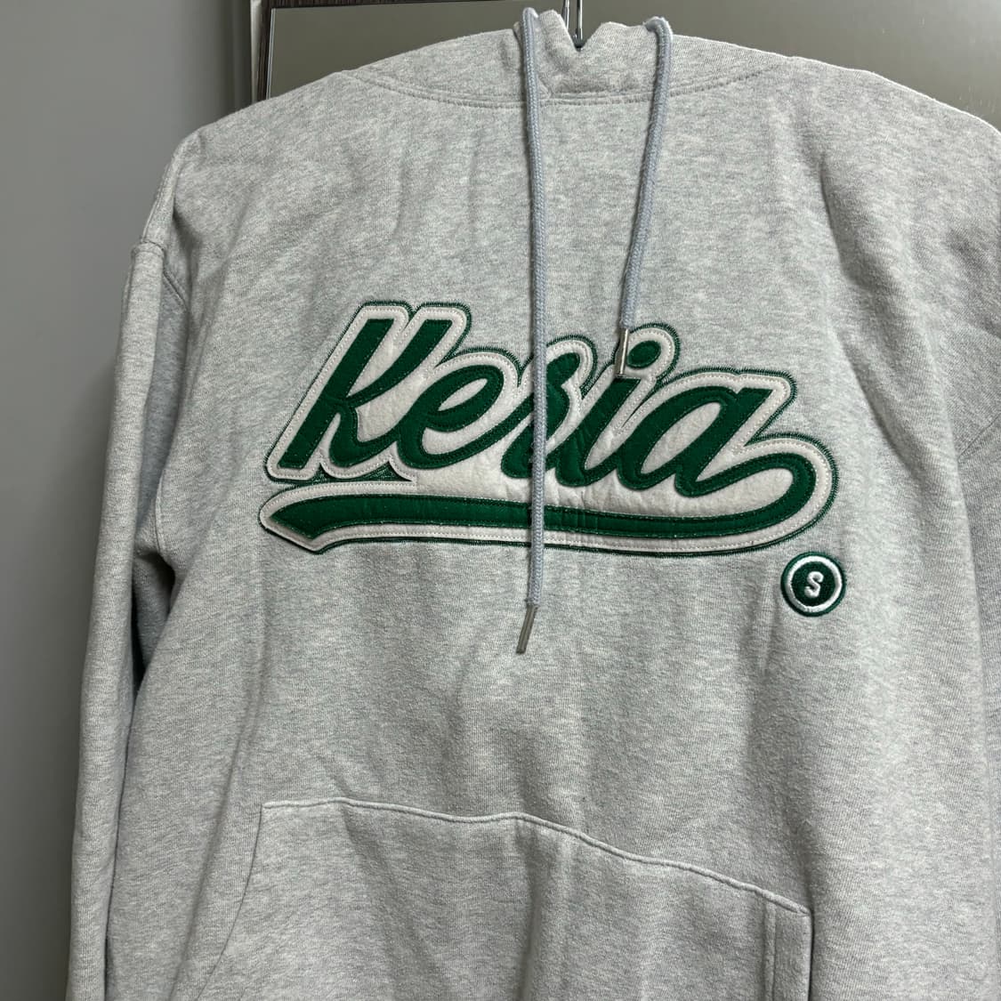 롤 굿즈 Kesia 회색 후드티 상품이미지3