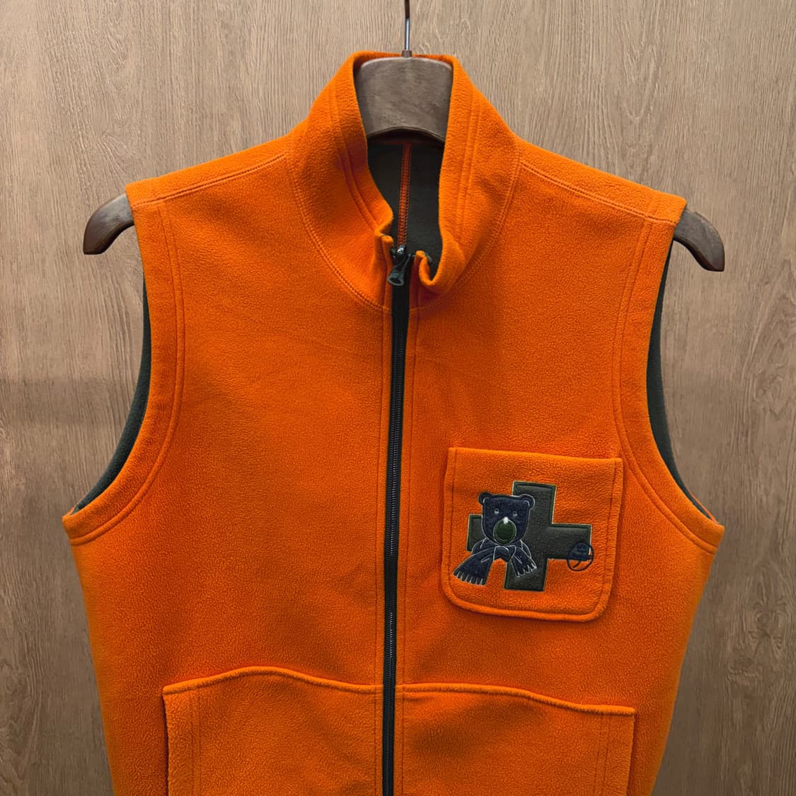 까스텔바작 스포츠 리버시블 플리스 베스트 로고 자수 디테일 오렌지 카키 상품이미지4