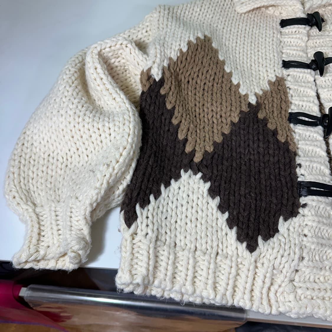 우먼FREE 마리끌레르 아이보리 아가일 떡볶이 코위찬 가디건 상품이미지2