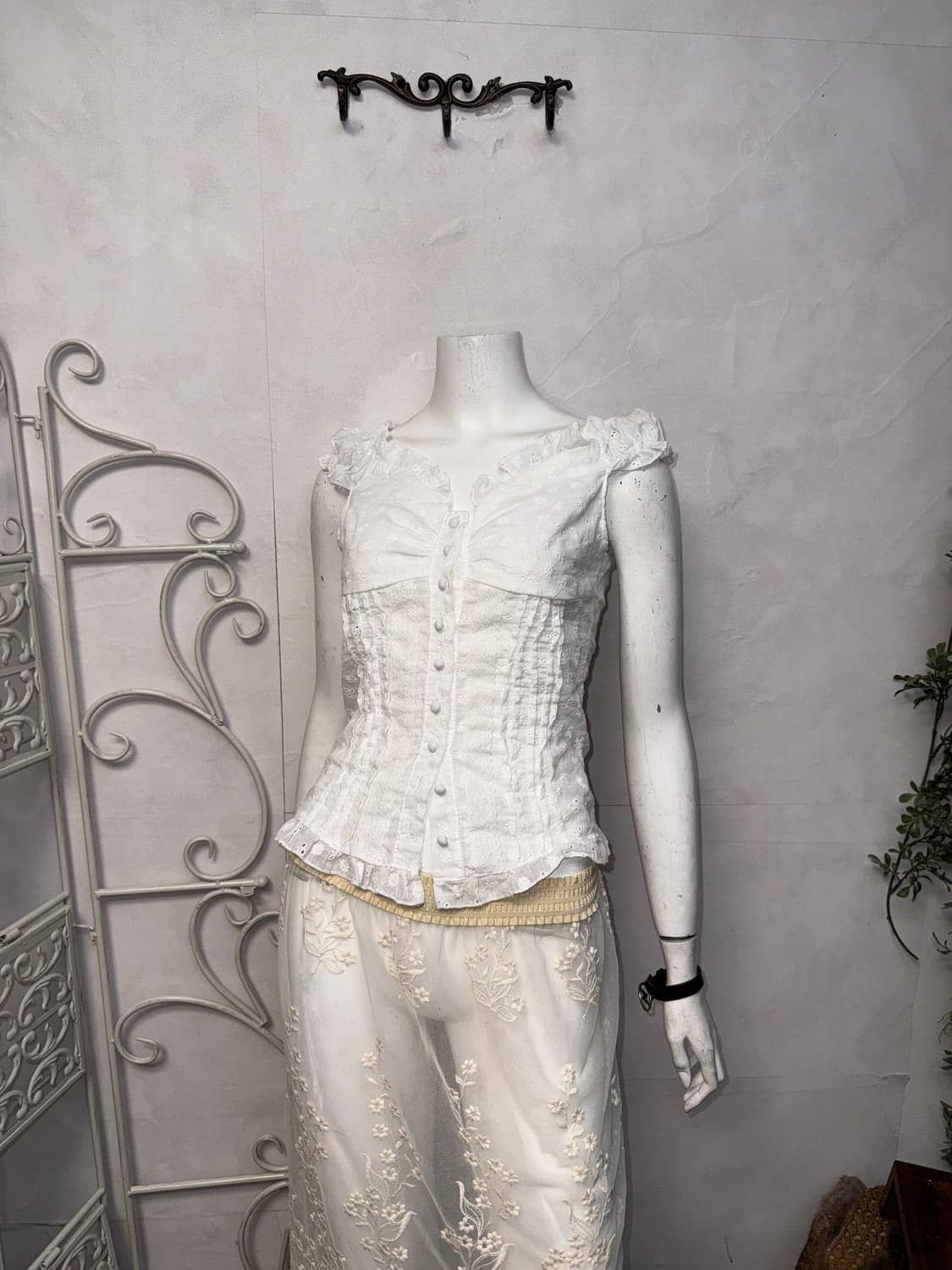 White punching floral lace 오프숄더 블라우스 상품이미지6