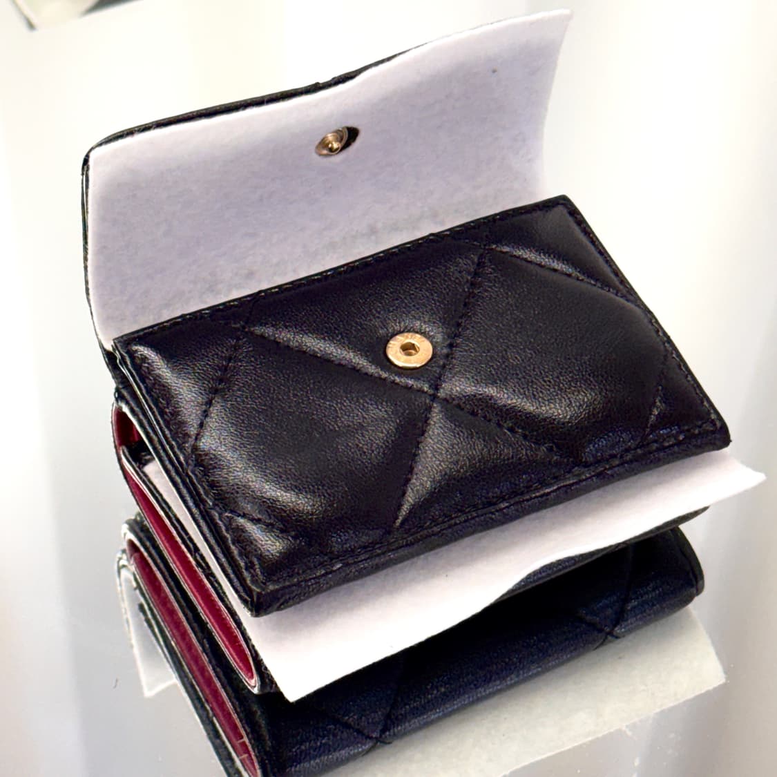 샤넬 19 트리폴드 중지갑 (블랙 & 골드 / AP1789) 상품이미지4