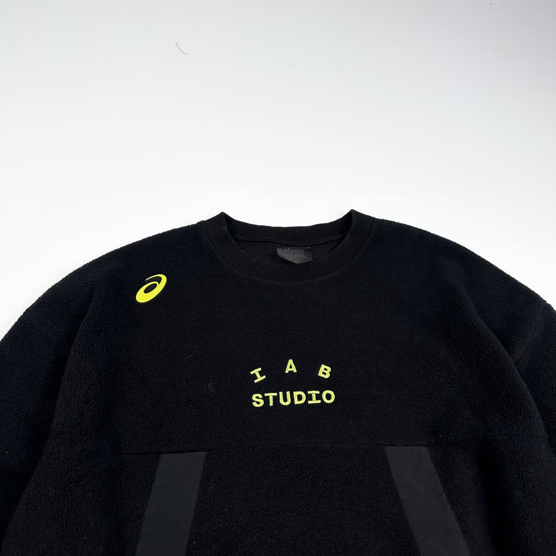 아이앱스튜디오 x 아식스 플리스 맨투맨 블랙 M 상품이미지2