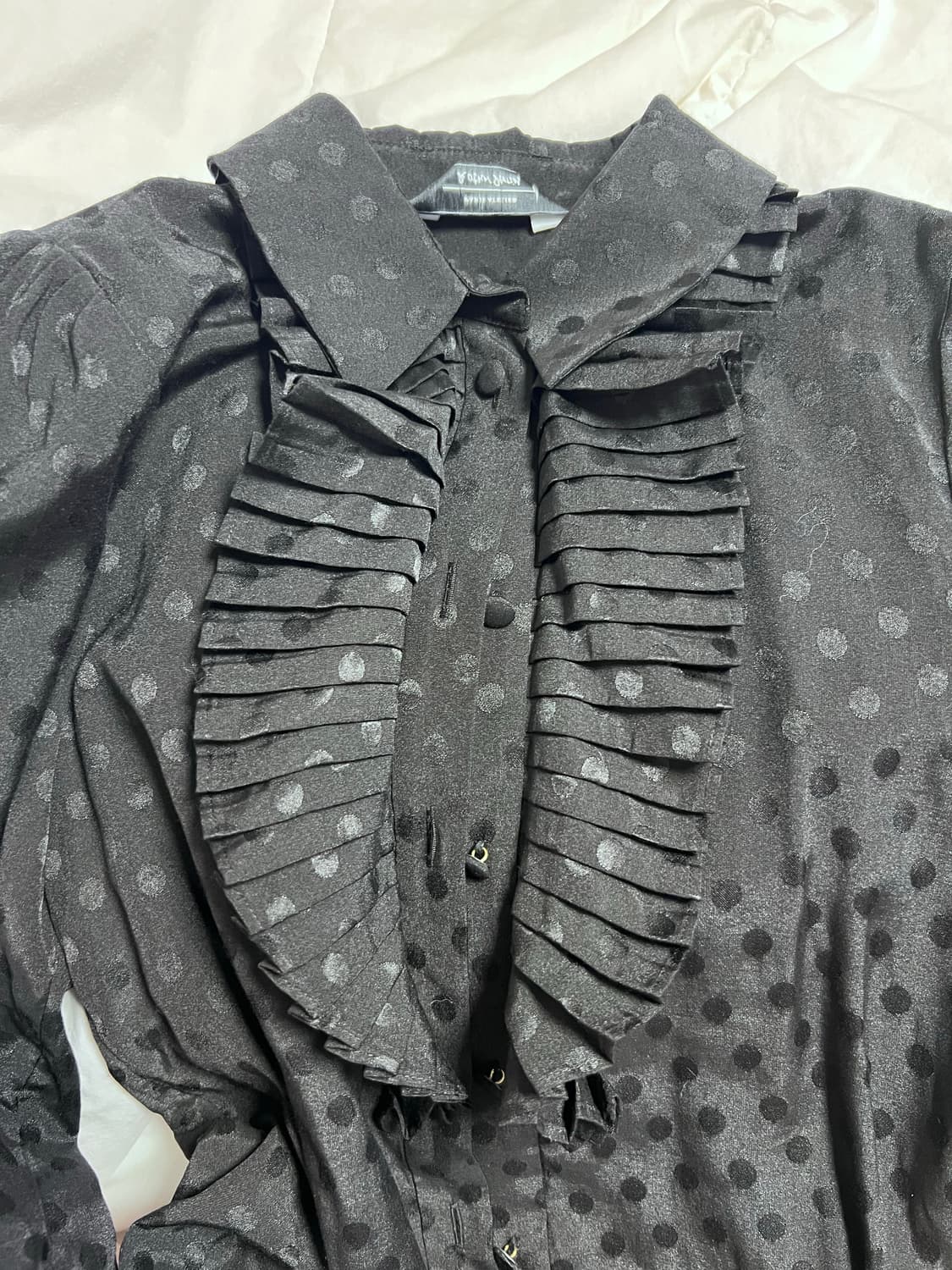 앤아더 스토리즈 검정 도트 프릴 브랄우스  상품이미지3