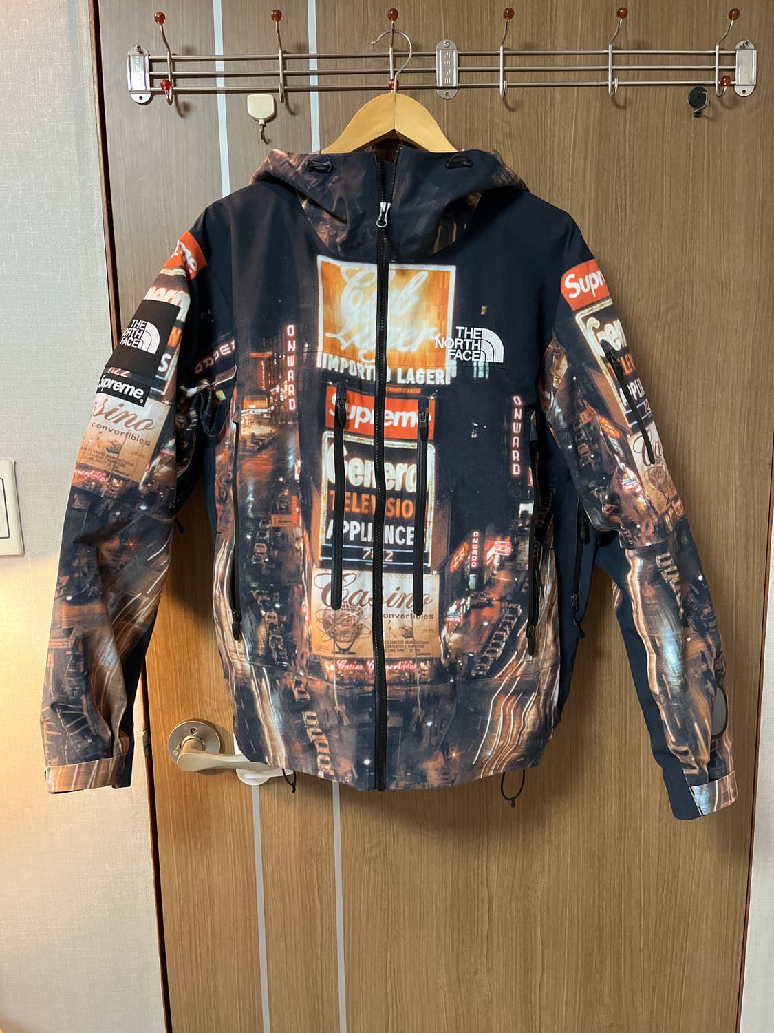 슈프림 x 노스페이스 테입드 심 쉘 자켓 타임스퀘어 - 22FW 상품이미지1