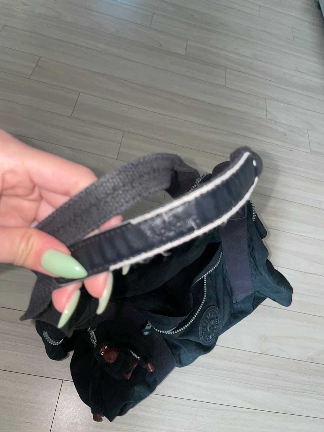 키플링 보부상 숄더백 블랙 (착샷) 상품이미지6