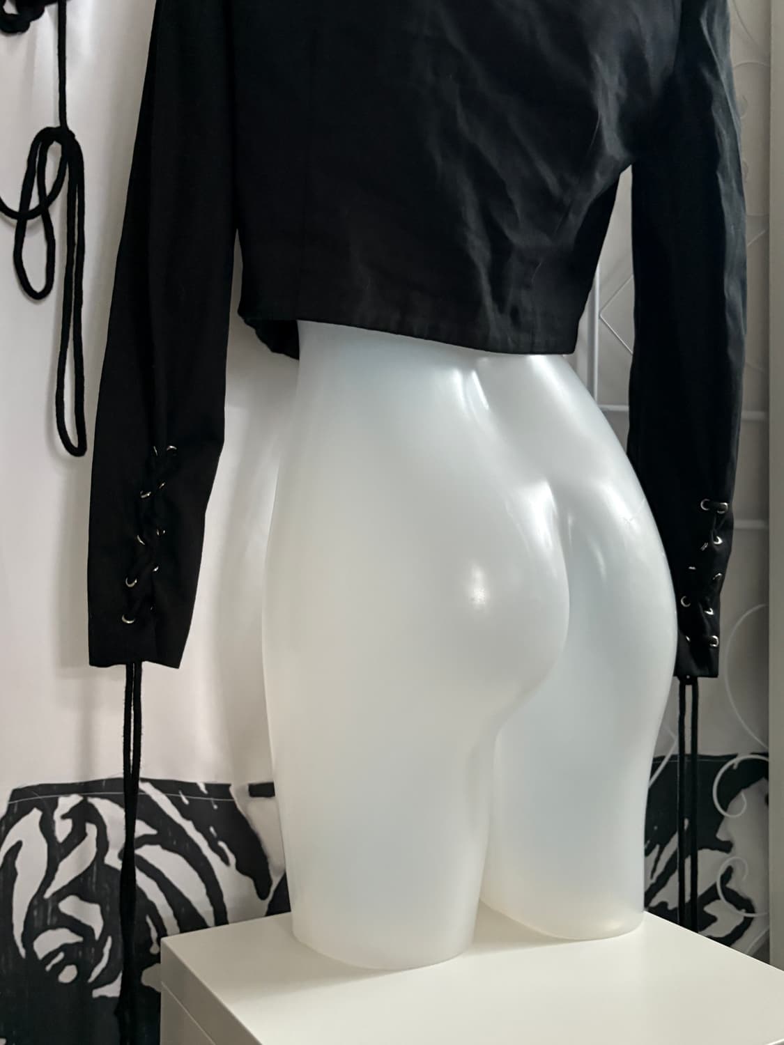 • Black eyelet cropped blazer 상품이미지3
