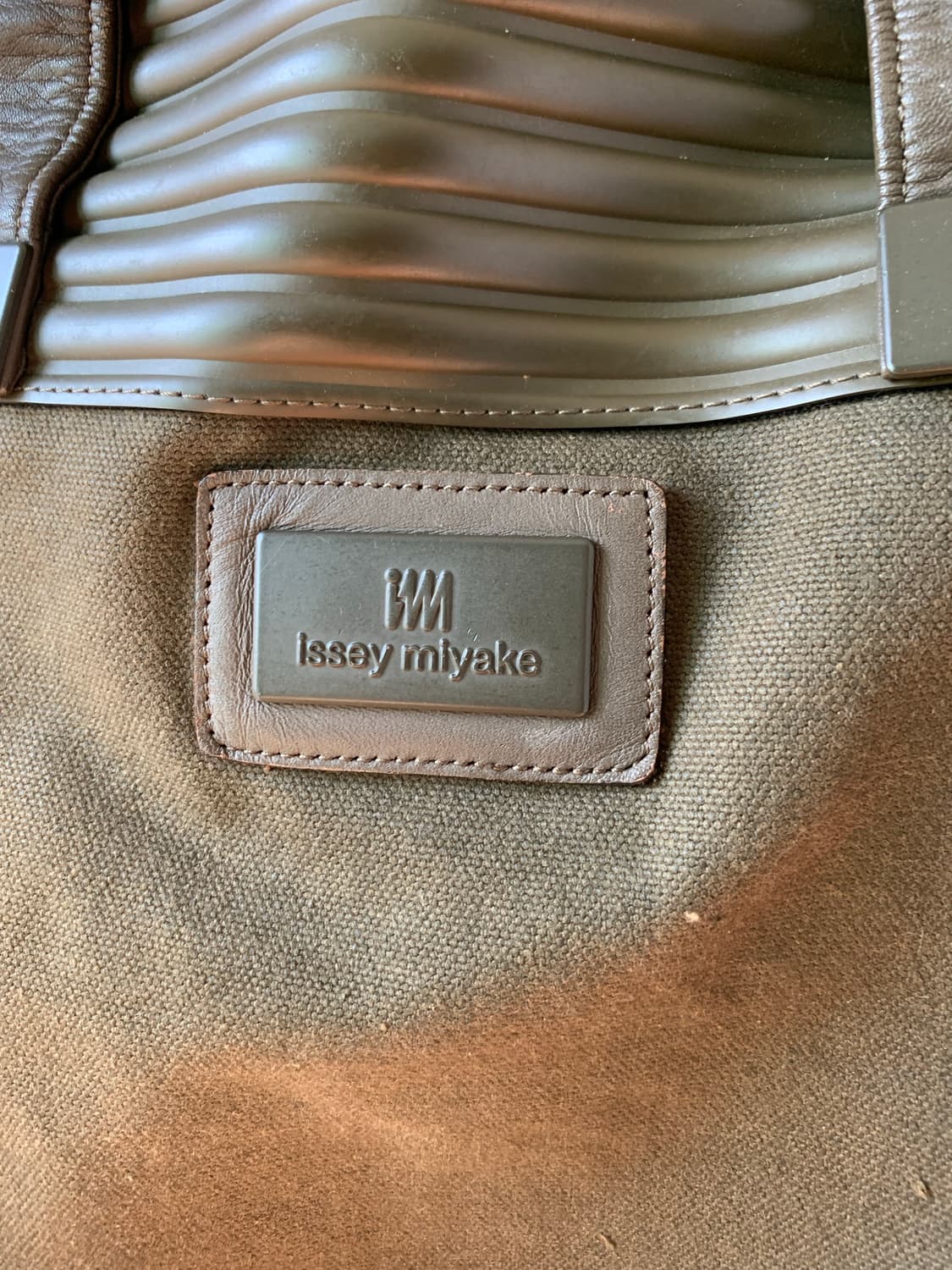 issey miyake 릿지 토트백 카키 상품이미지3