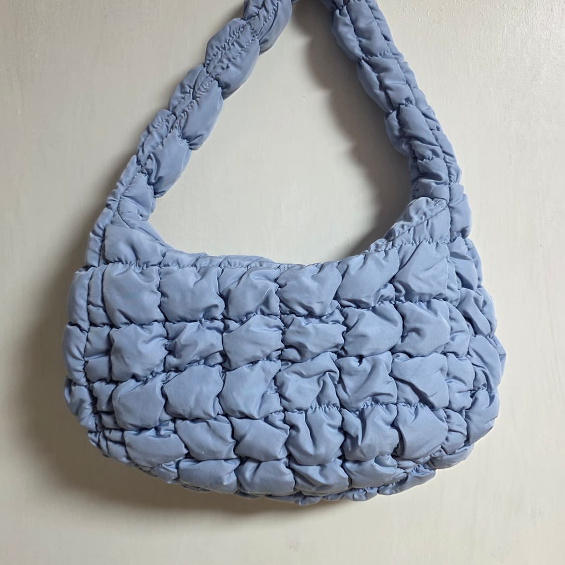 cos 퀼티드 구름빵 백 스카이블루 상품이미지6