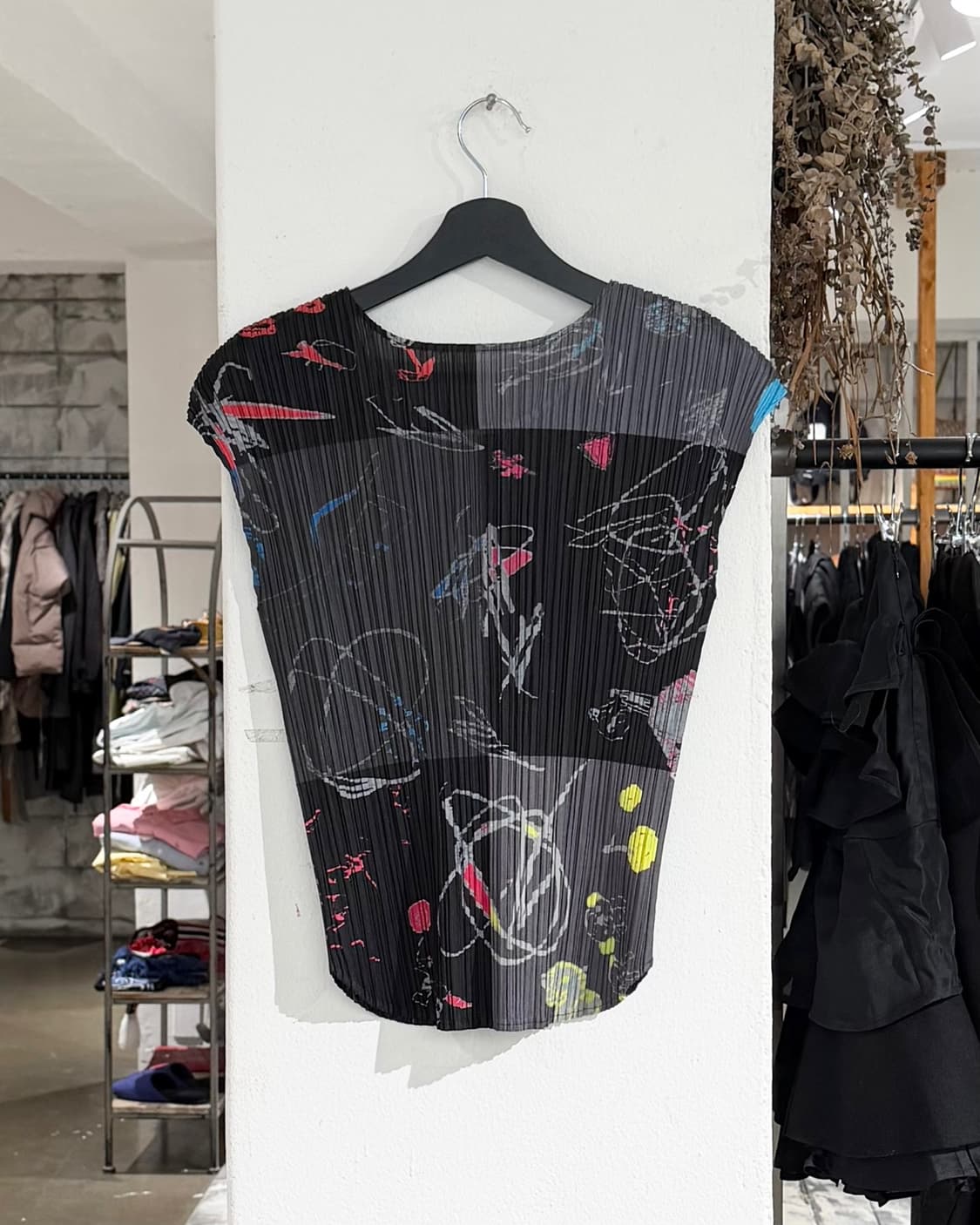 플리츠 플리즈 블랙 그래픽 슬리브리스 탑 상품이미지6