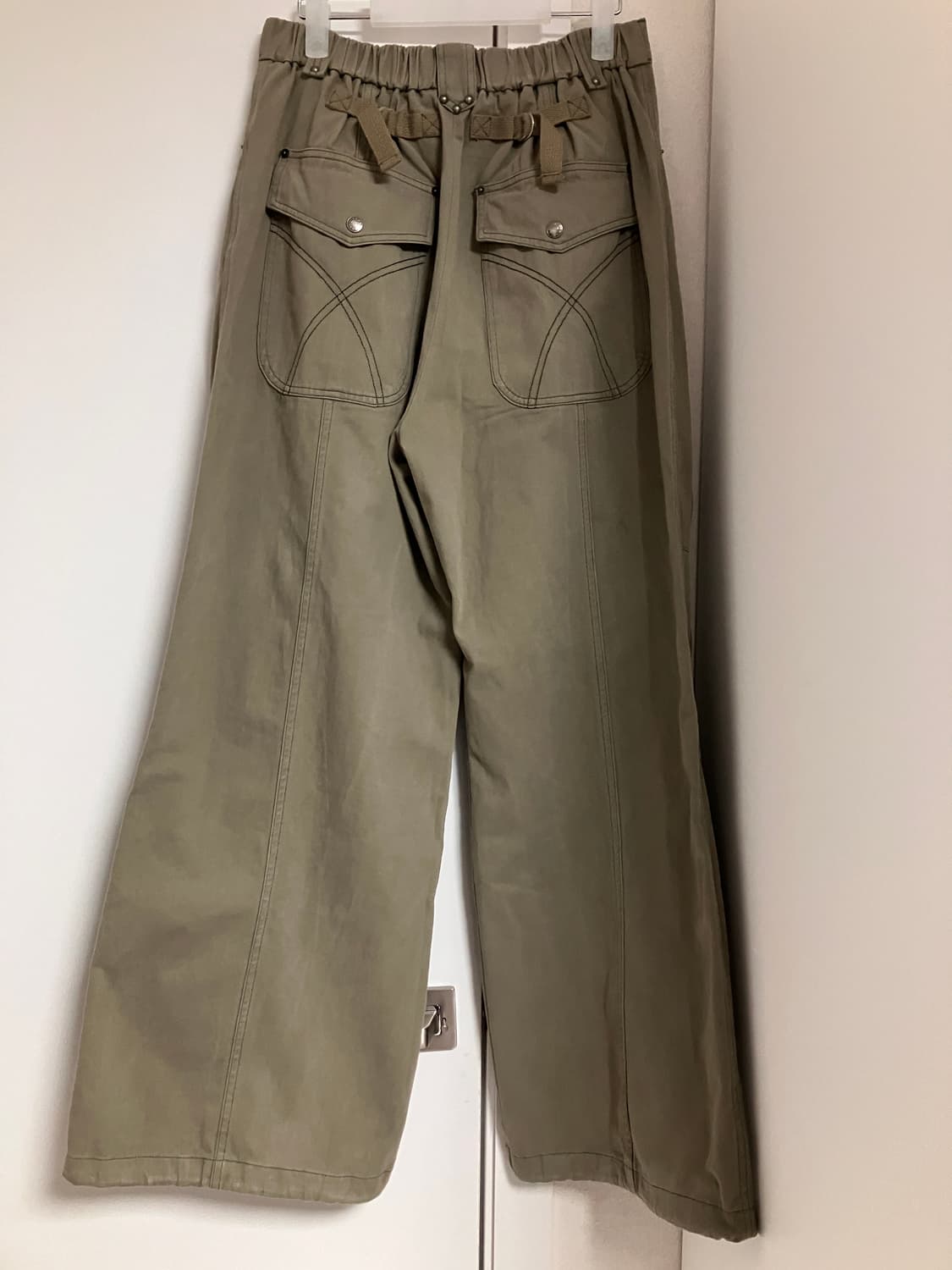 Aakam knee pin-tuck studded cotton pants 상품이미지2