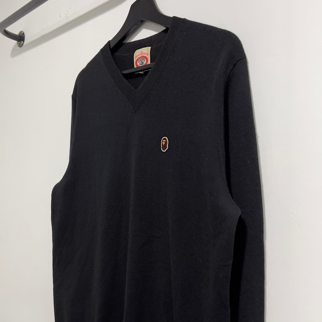 베이프 아카이브 브이넥니트 상품이미지3