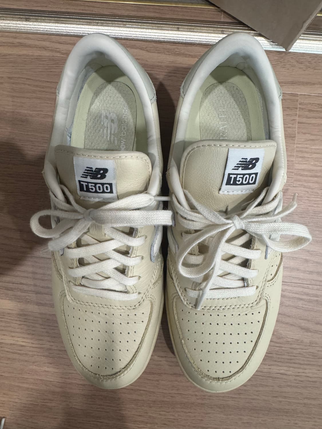 뉴발란스 오라리T500 275 23팝니다 상품이미지2