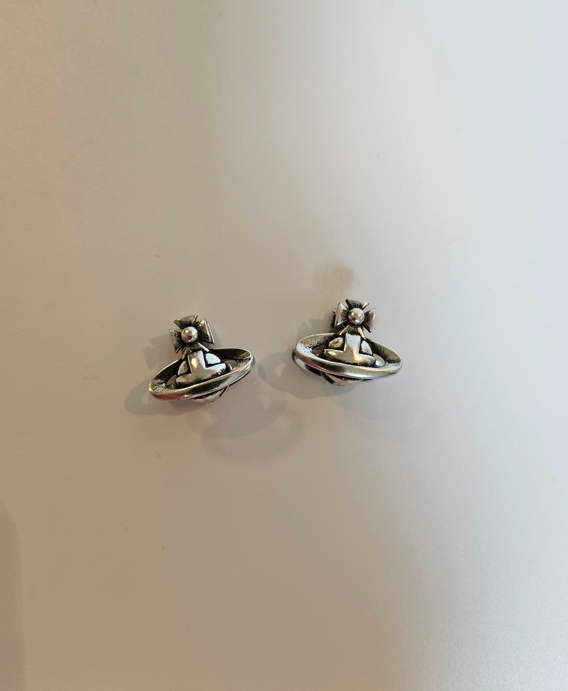 비비안웨스트우드 업사이클링 엔틱풍 양면 원터치 귀걸이 상품이미지1