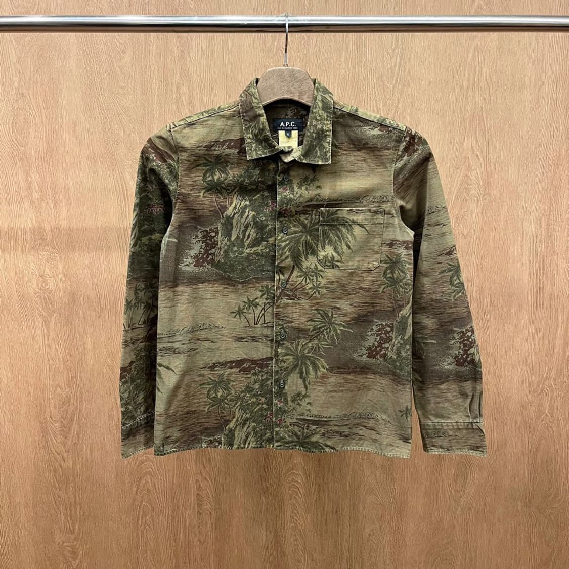 아페쎄 코튼 셔츠 하와이안 패턴 체스트 싱글 포켓 버튼 디테일 카키 상품이미지2