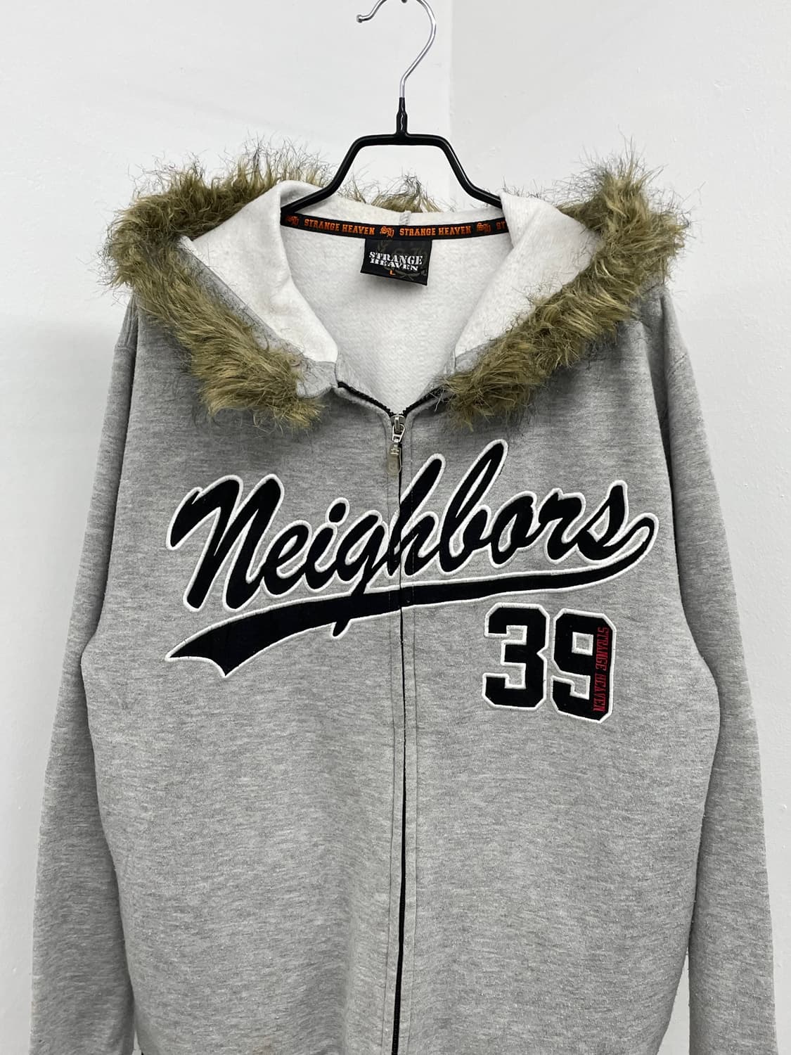 그레이 레터링 퍼 후드집업 상품이미지3