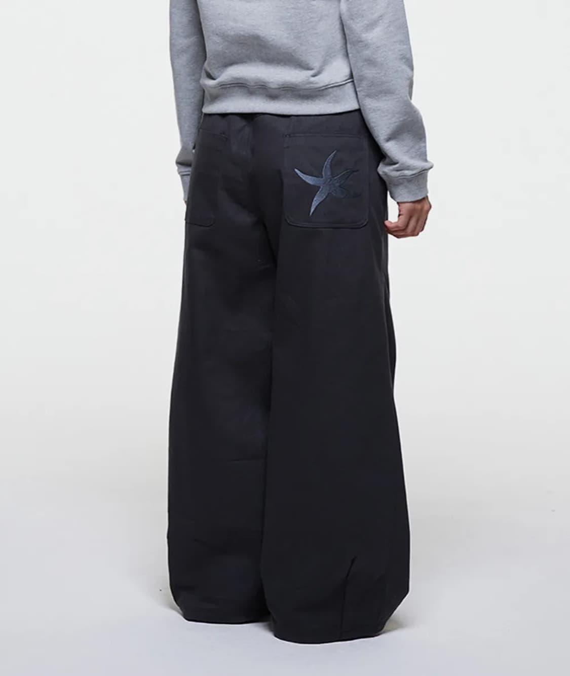 더콜디스트모먼트 치노팬츠 차콜 상품이미지1