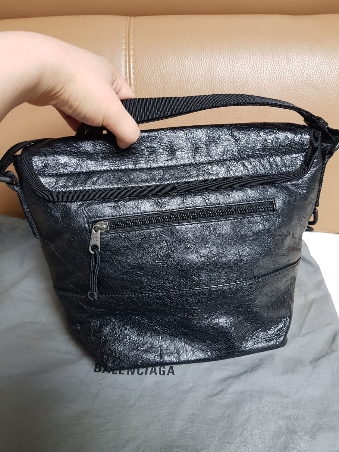 발렌시아가 익스플로러 스몰 메신저백 크로스백 블랙 상품이미지3