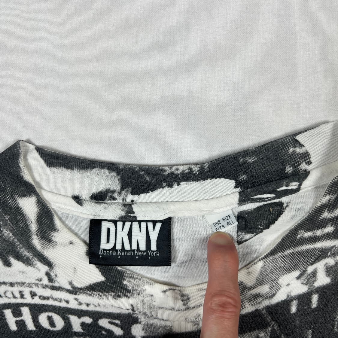 90‘s dkny 도나카란뉴욕 스펠아웃 픽쳐 올프린트 반팔티셔츠 상품이미지7