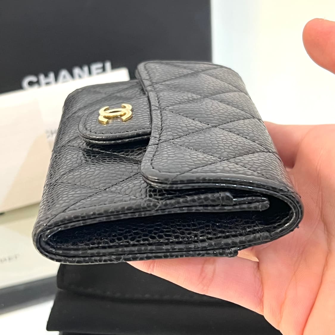 [새상품급] 샤넬 캐비어 클래식 똑딱이 카드지갑 블랙 금장 상품이미지4