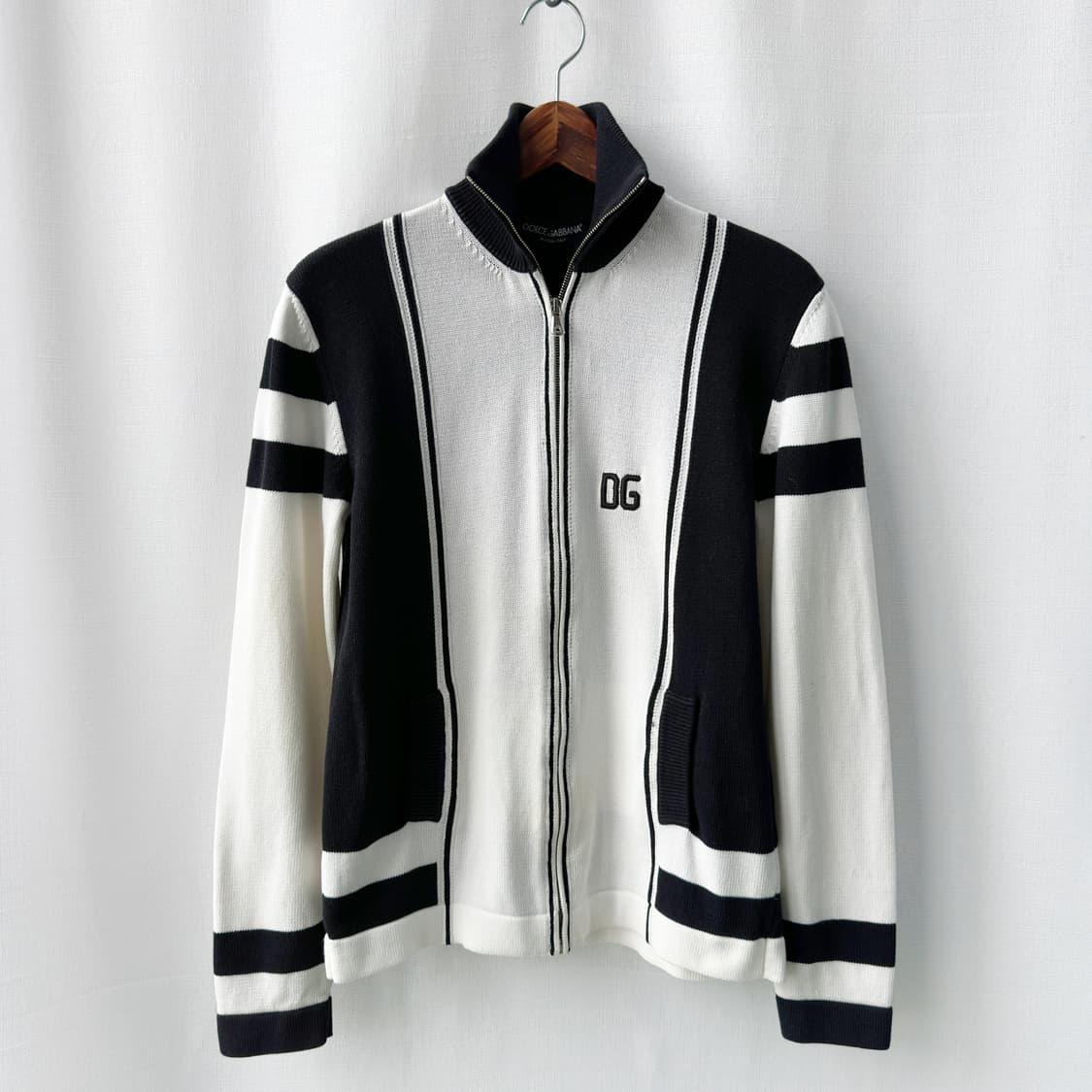 돌체앤가바나 로고 자수 니트 집업 가디건 블랙 화이트 95 상품이미지1