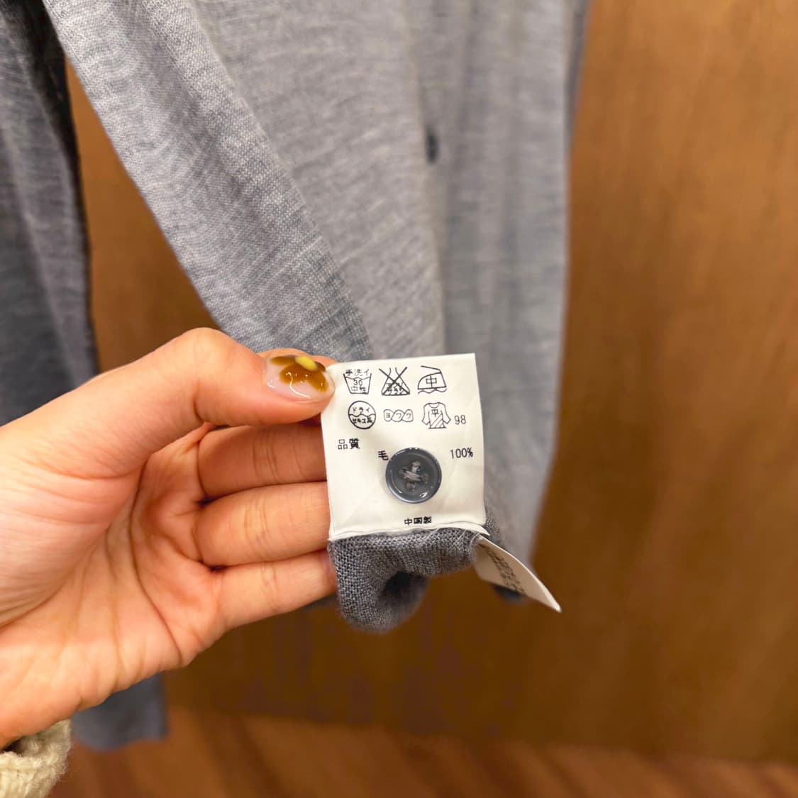 폴스미스 라운드넥 긴팔 울 니트 가디건 시그니처 자수 로고 디테일 그레이 상품이미지9