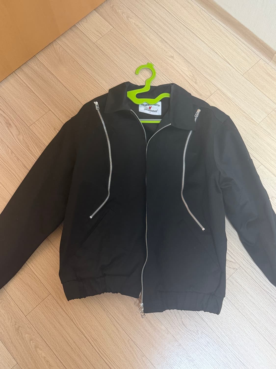 더뮤지엄비지터x존버거맨 콜라보 자켓 판매합니다 상품이미지3