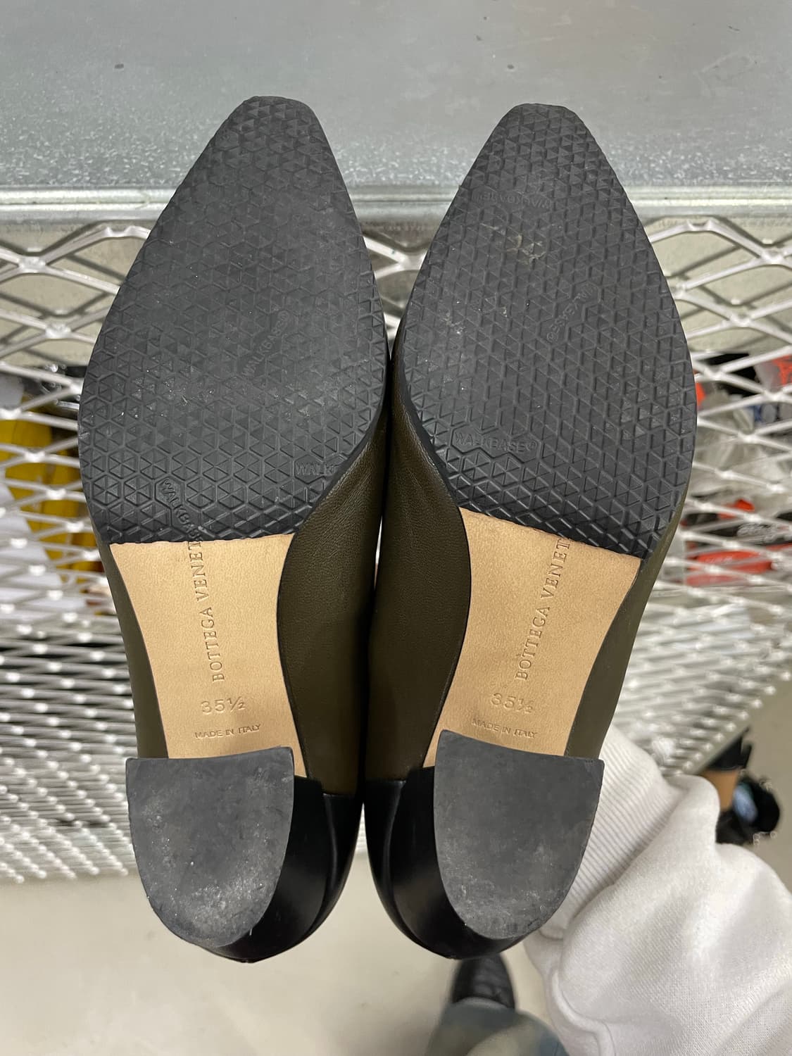 보테가 베네타 투톤 펌프스 올리브 블랙 35.5 상품이미지6
