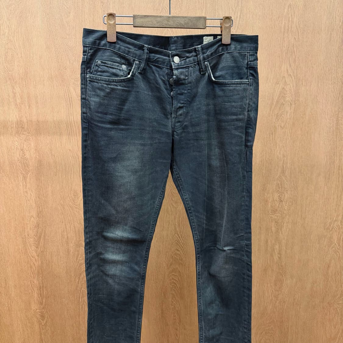 올세인츠 워싱 데님 팬츠 블랙 로고 패치 버튼 클로징 슬림 디테일 그레이 상품이미지4