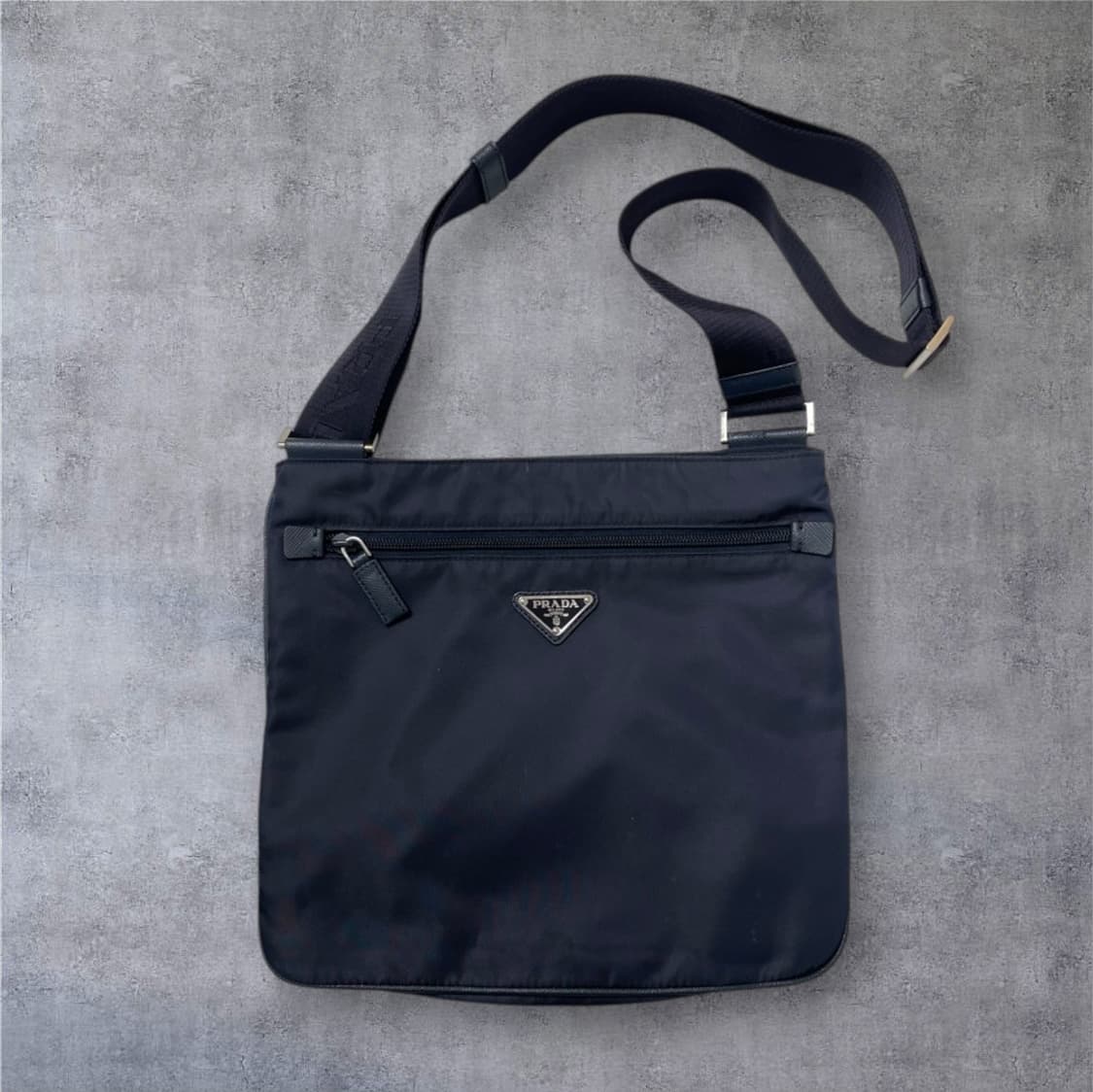 프라다 Prada 네이비 테수토 사피아노 크로스백 상품이미지1