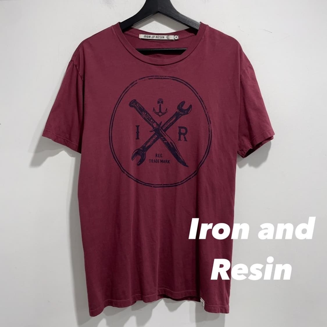 Iron and resin 그래픽 티셔츠 상품이미지1