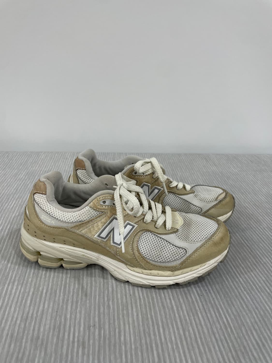 534) 뉴발란스 2002R 베이지 운동화 255mm 상품이미지1