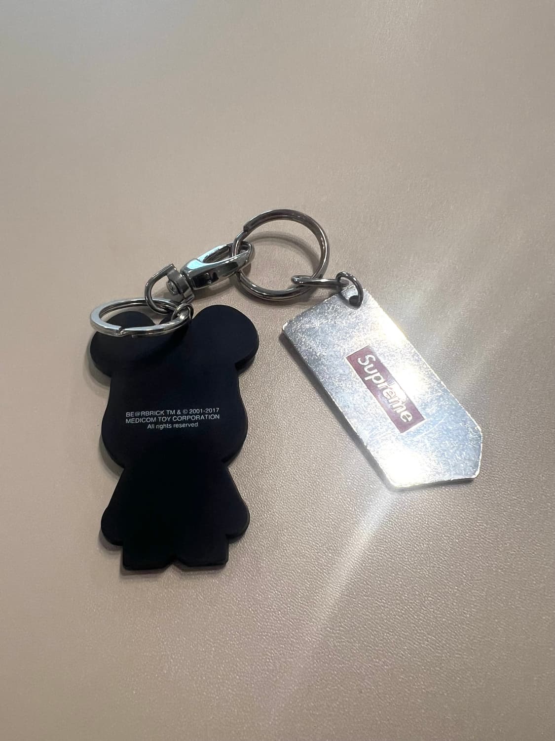 슈프림 + 베이프x베어브릭 키링 상품이미지2