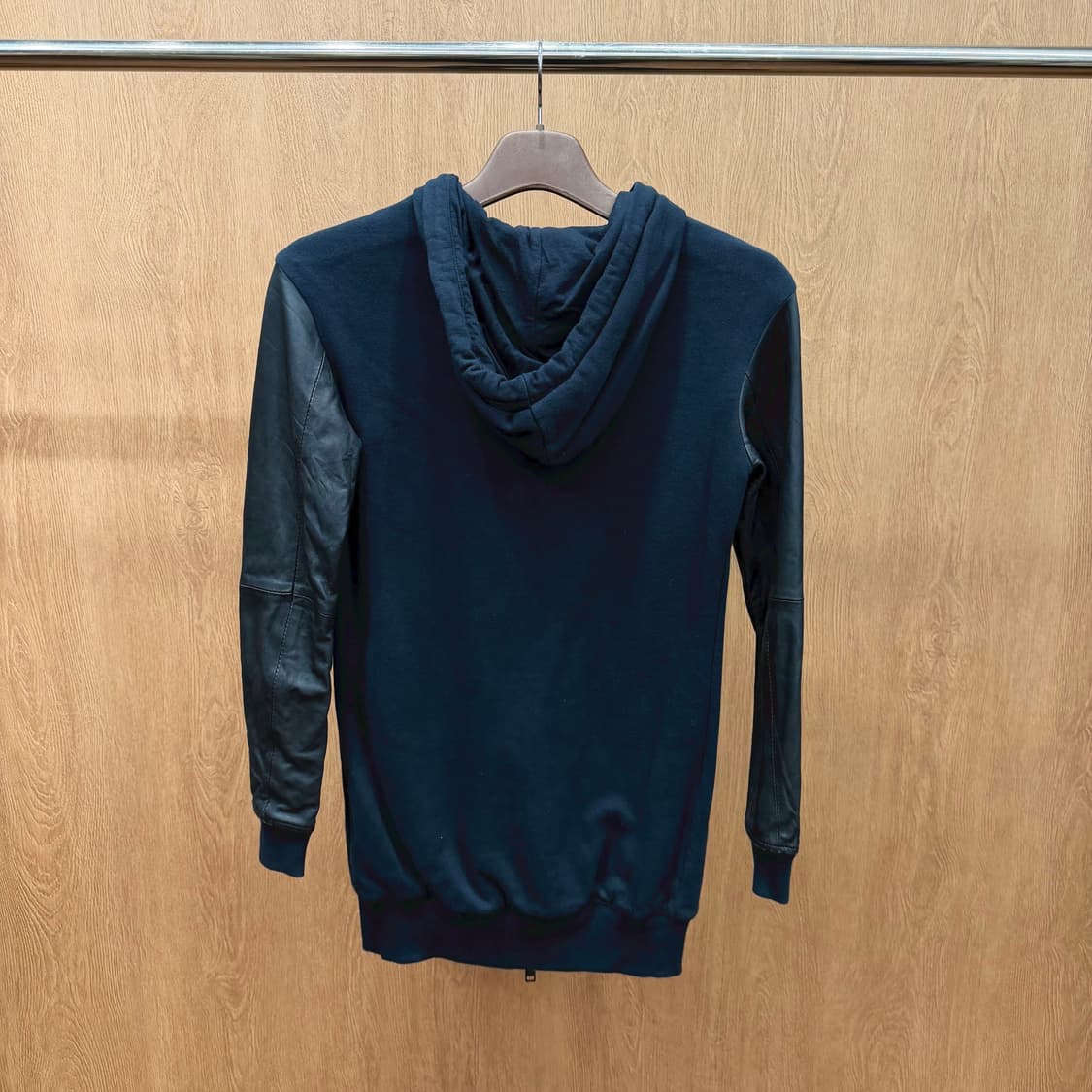 디젤 코튼 후드 집업 레더 슬리브 배색 디테일 로고 장식 디테일 네이비 상품이미지4