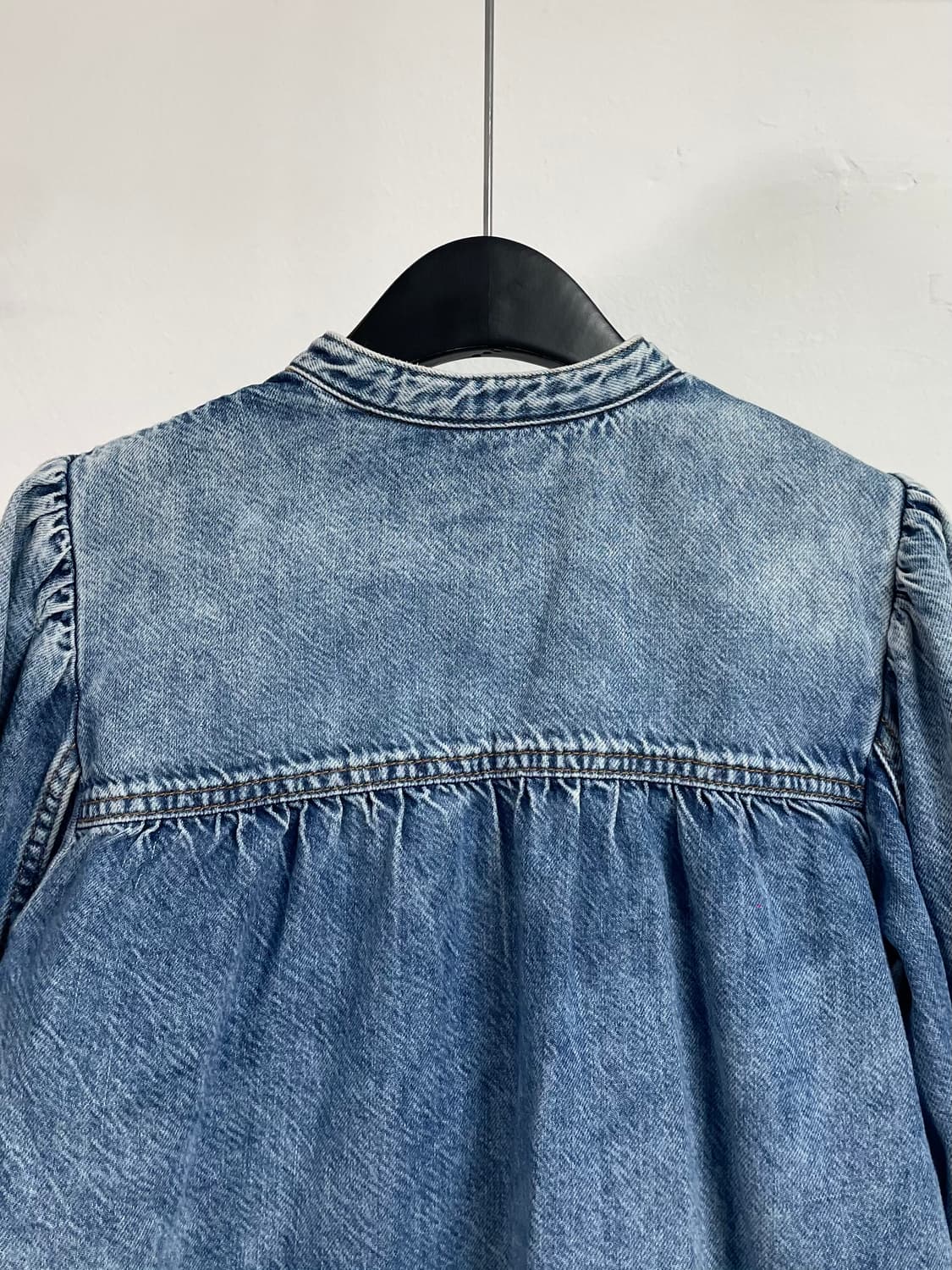 가니 데님 워시드 헨리넥 블라우스 (on.602) 상품이미지4