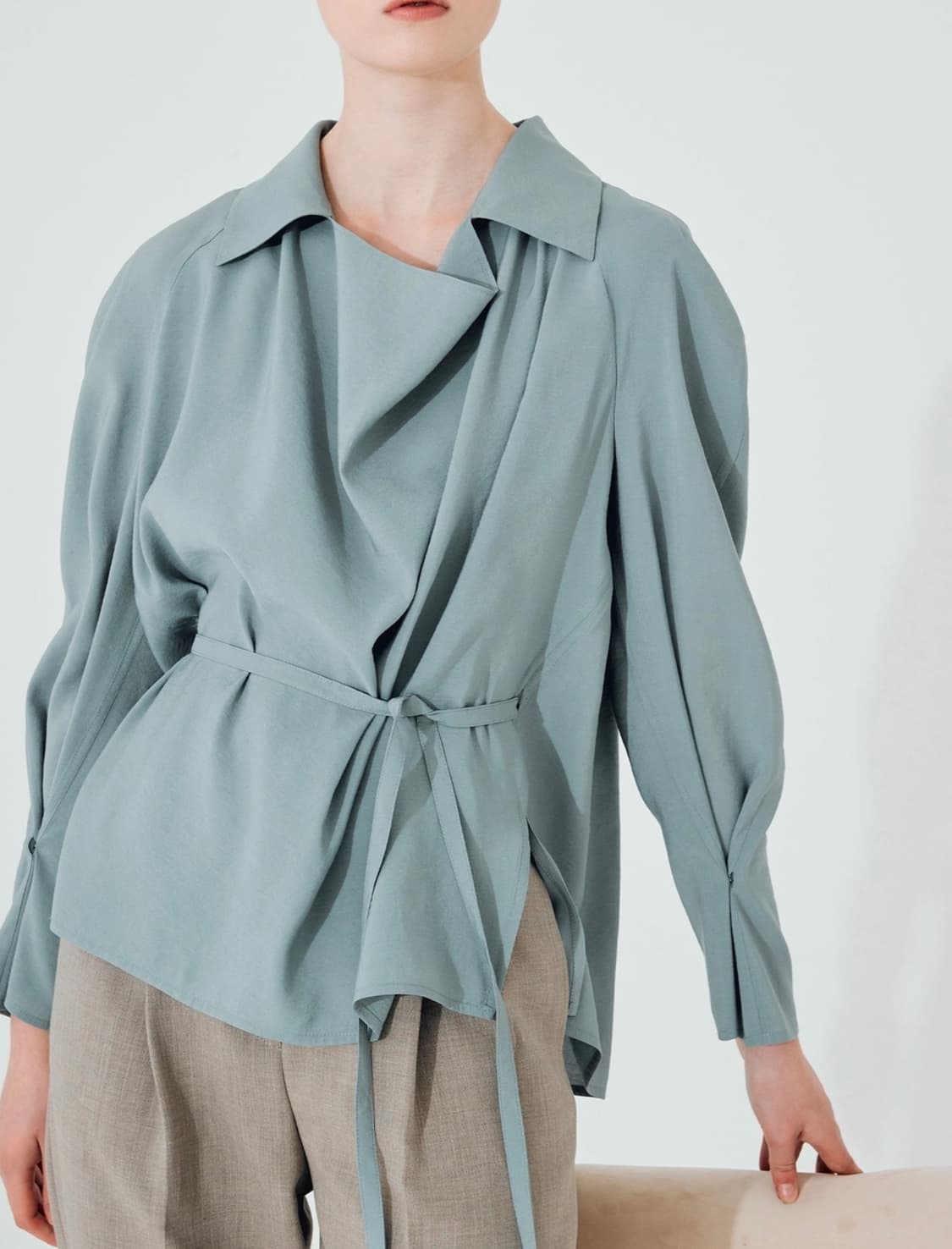 누보텐 코울넥 벨트 블라우스 상품이미지1