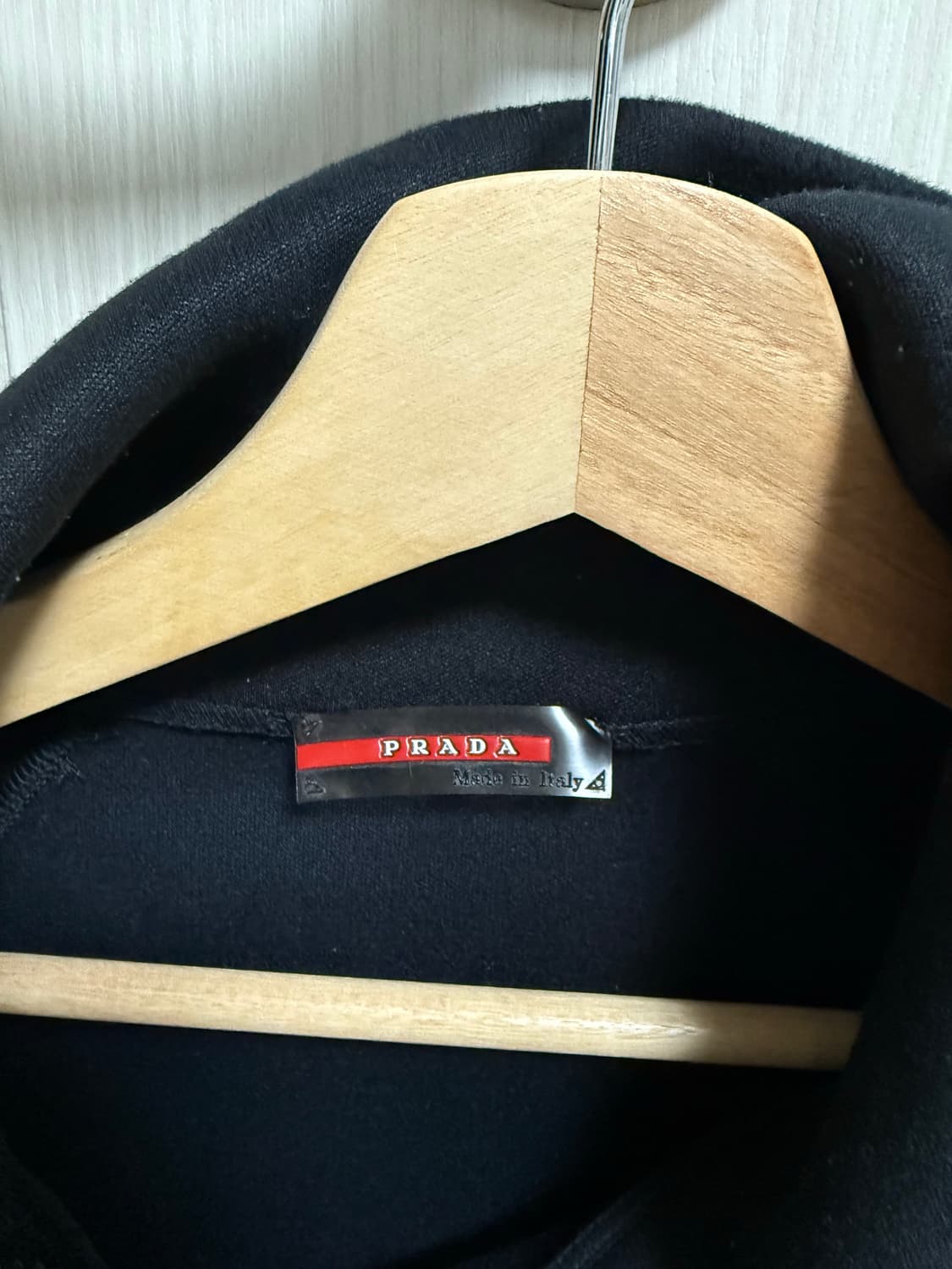 프라다 커브드 하이넥 집업 자켓 상품이미지3