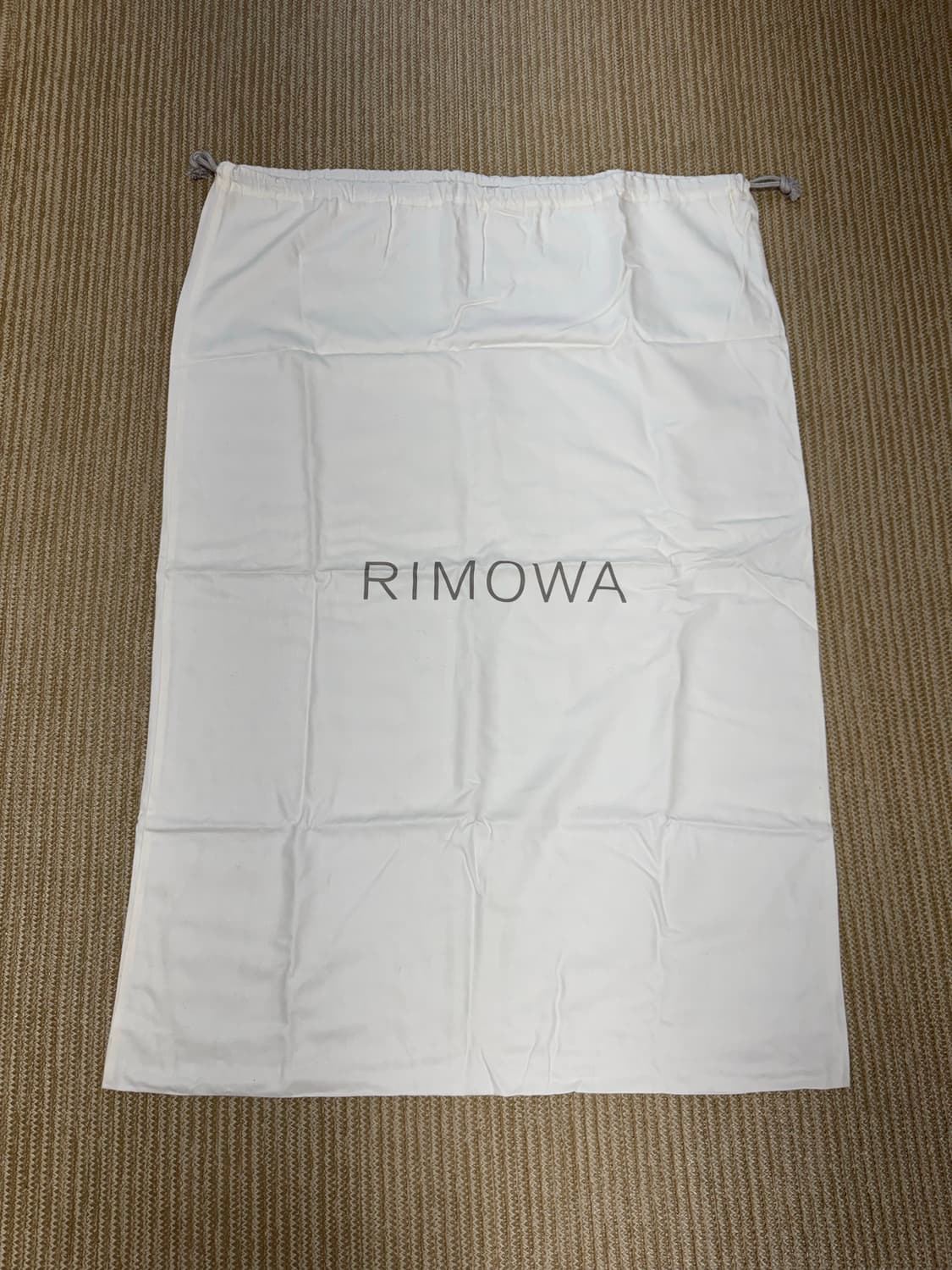 리모와(RIMOWA) 에센셜 체크인 M 캐리어 그레이색상 상품이미지10