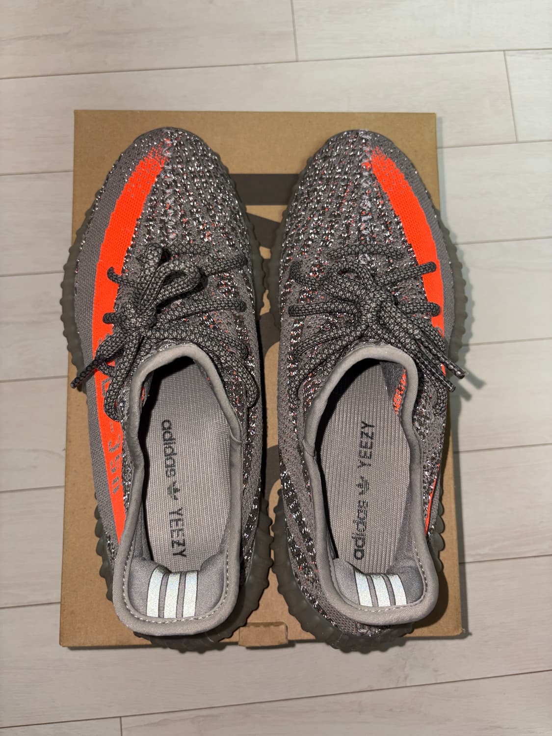 아디다스 이지 부스트 350 V2 벨루가 - 리플렉티브 275 상품이미지1