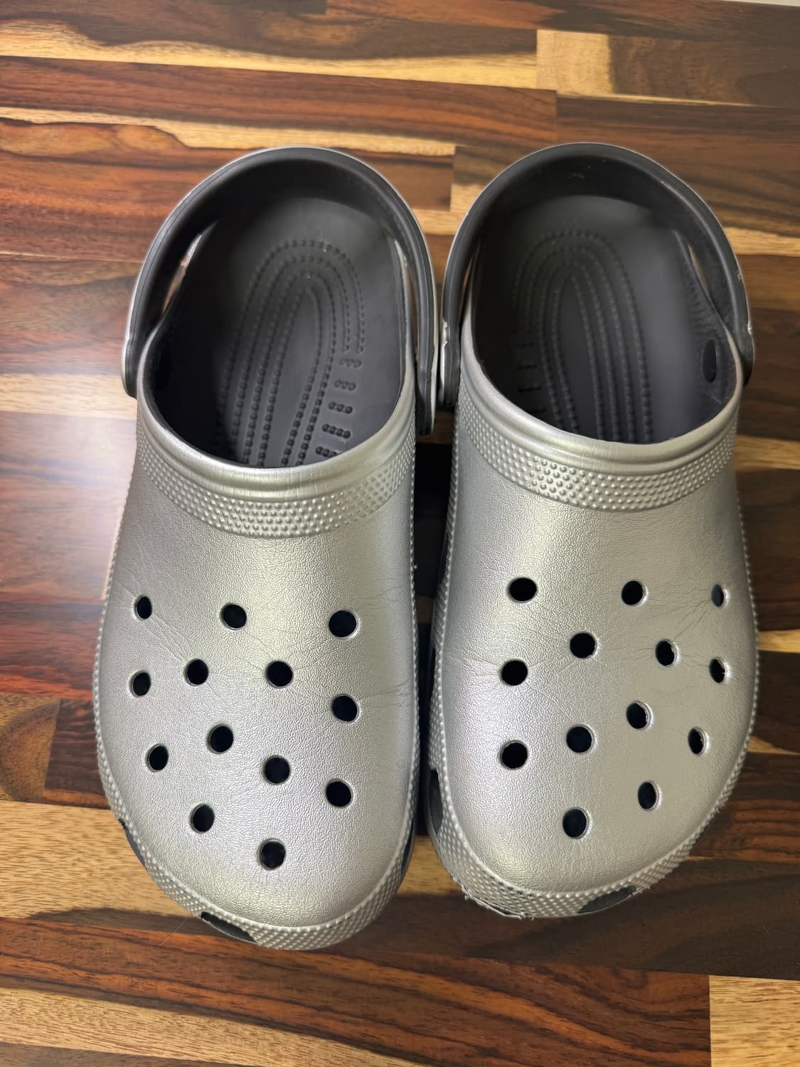 크록스 클래식 메탈릭 클로그 실버 상품이미지7