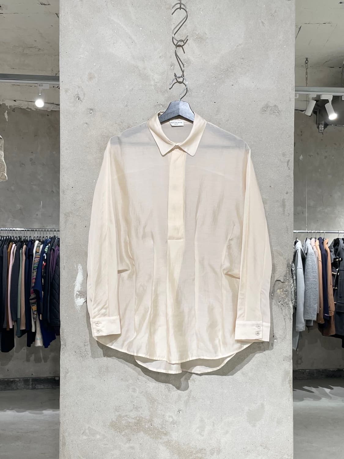 드리스 반 노튼 라이트 베이지 하프 버튼 커브 슬리브 텐셀 블라우스 상품이미지1