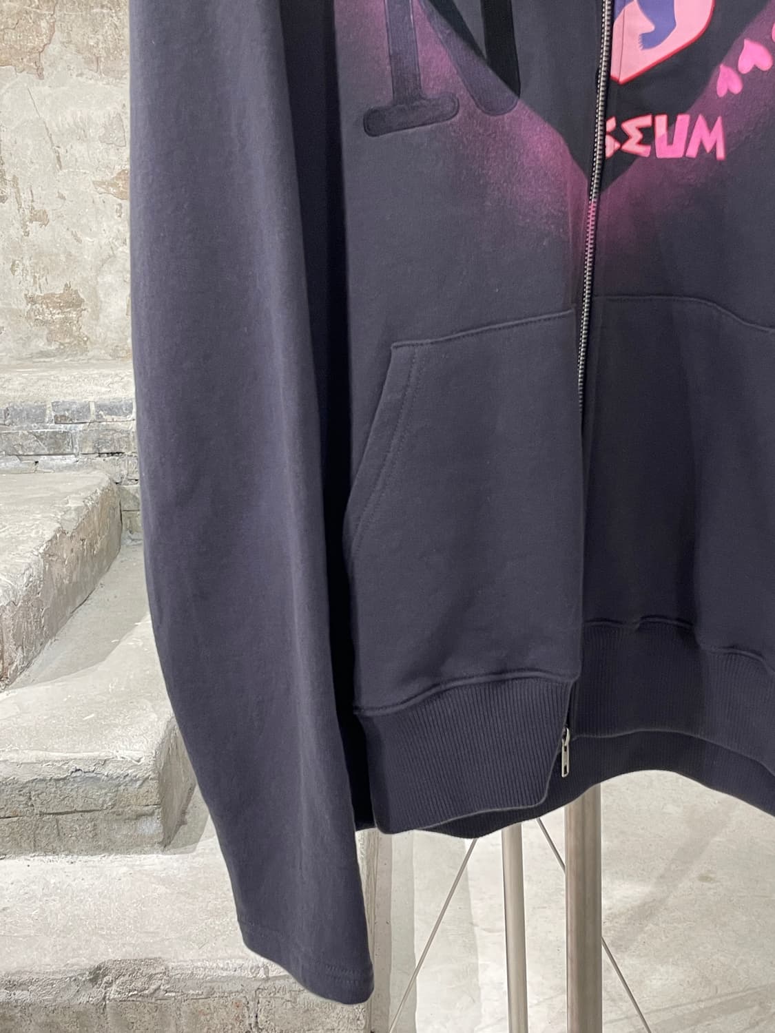 더 뮤지엄 비지터 차콜 하트 하프 엠블럼 후디 집업 상품이미지4