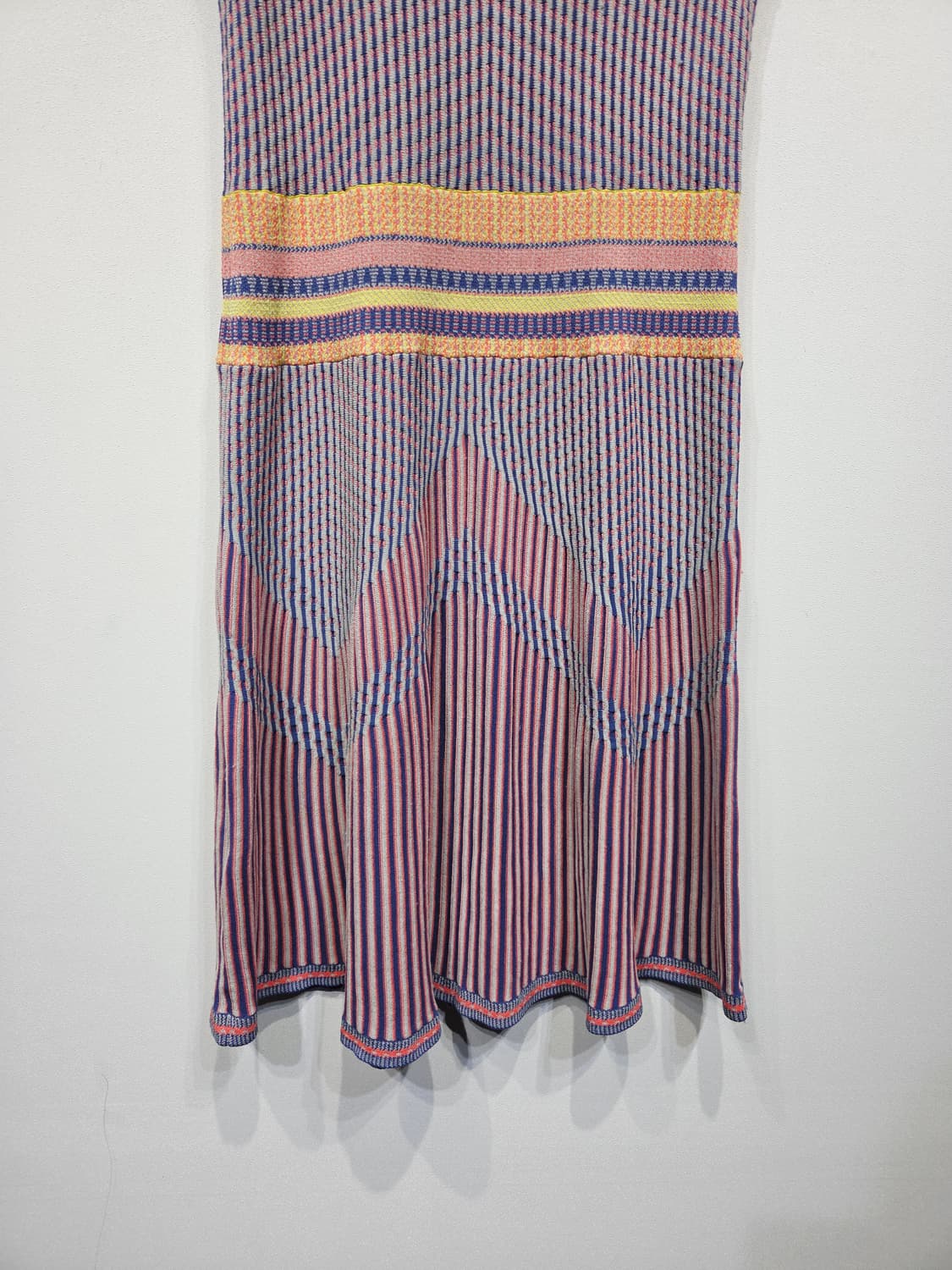 BCBGMAXAZRIA 슬리브리스 배색 니트 원피스 상품이미지4