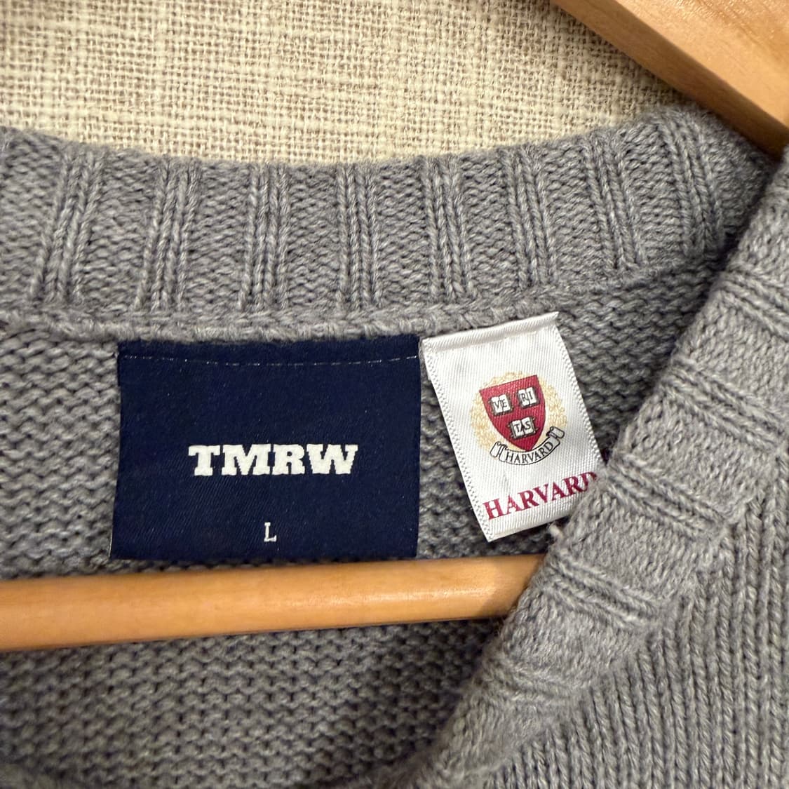 TMRW 하버드 라이센스 패치 니트 L 그레이 상품이미지3