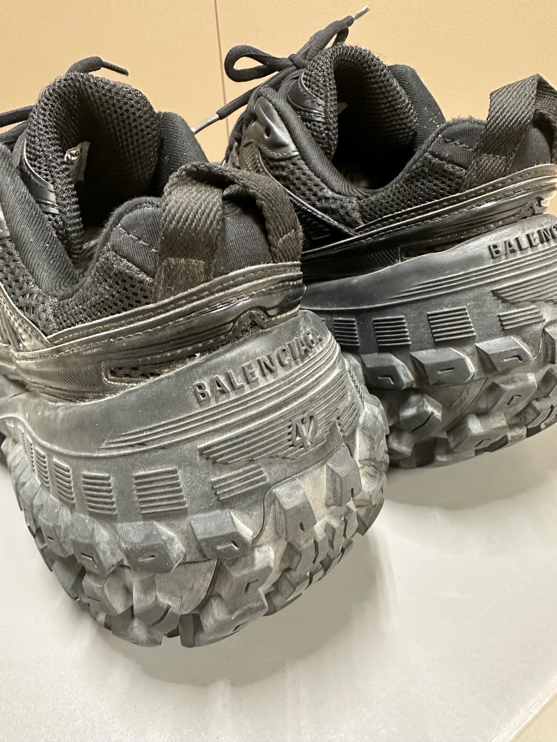 발렌시아가 디펜더 42 블랙 상품이미지4