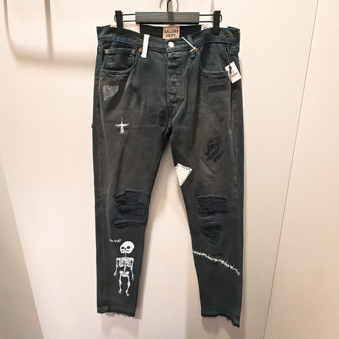 (정품/새상품) 갤러리 디파트먼트 남성 블랙 디스트레스드 데님 팬츠 상품이미지1