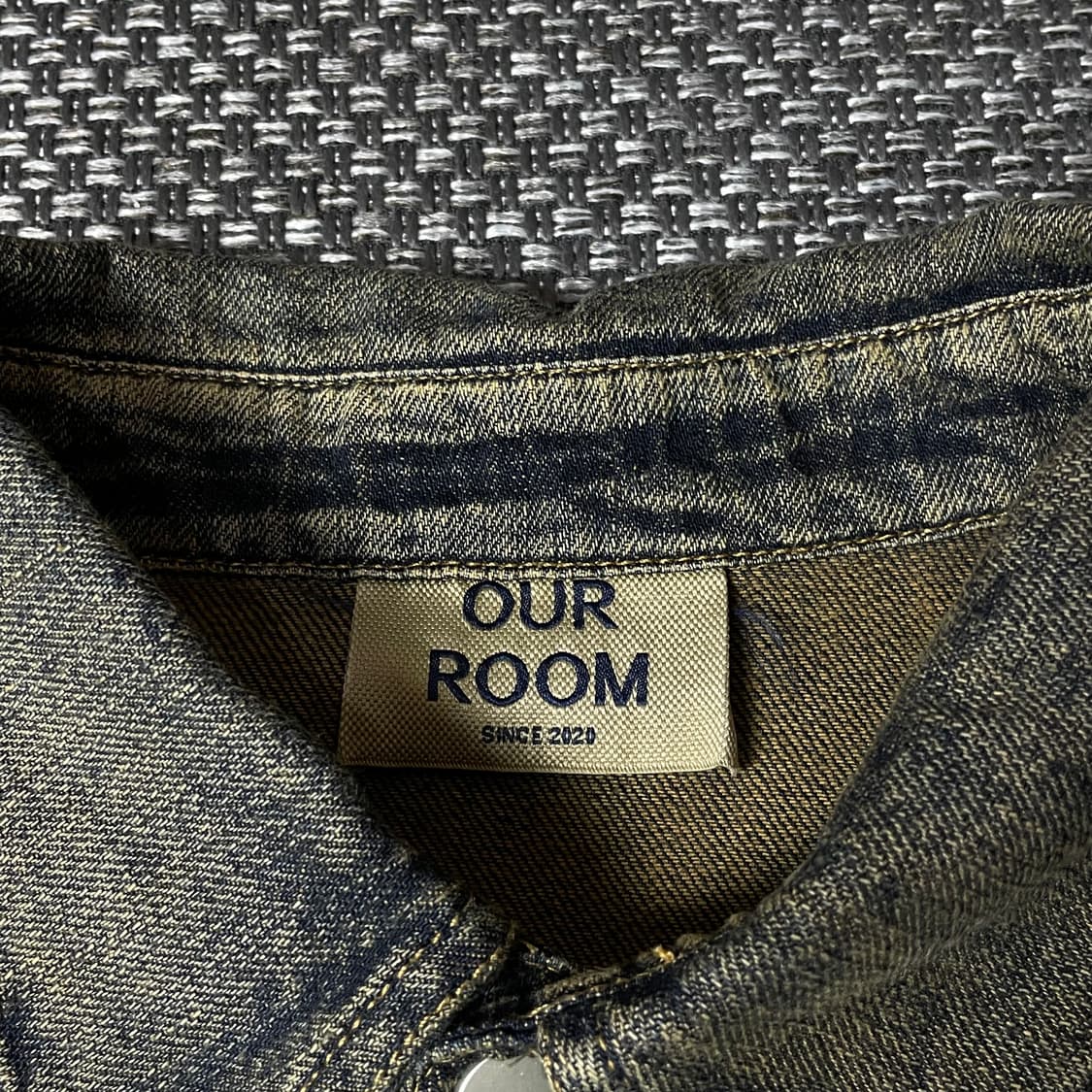 OUR ROOM 딥워싱 투포켓 데님 긴팔 셔츠 상품이미지4