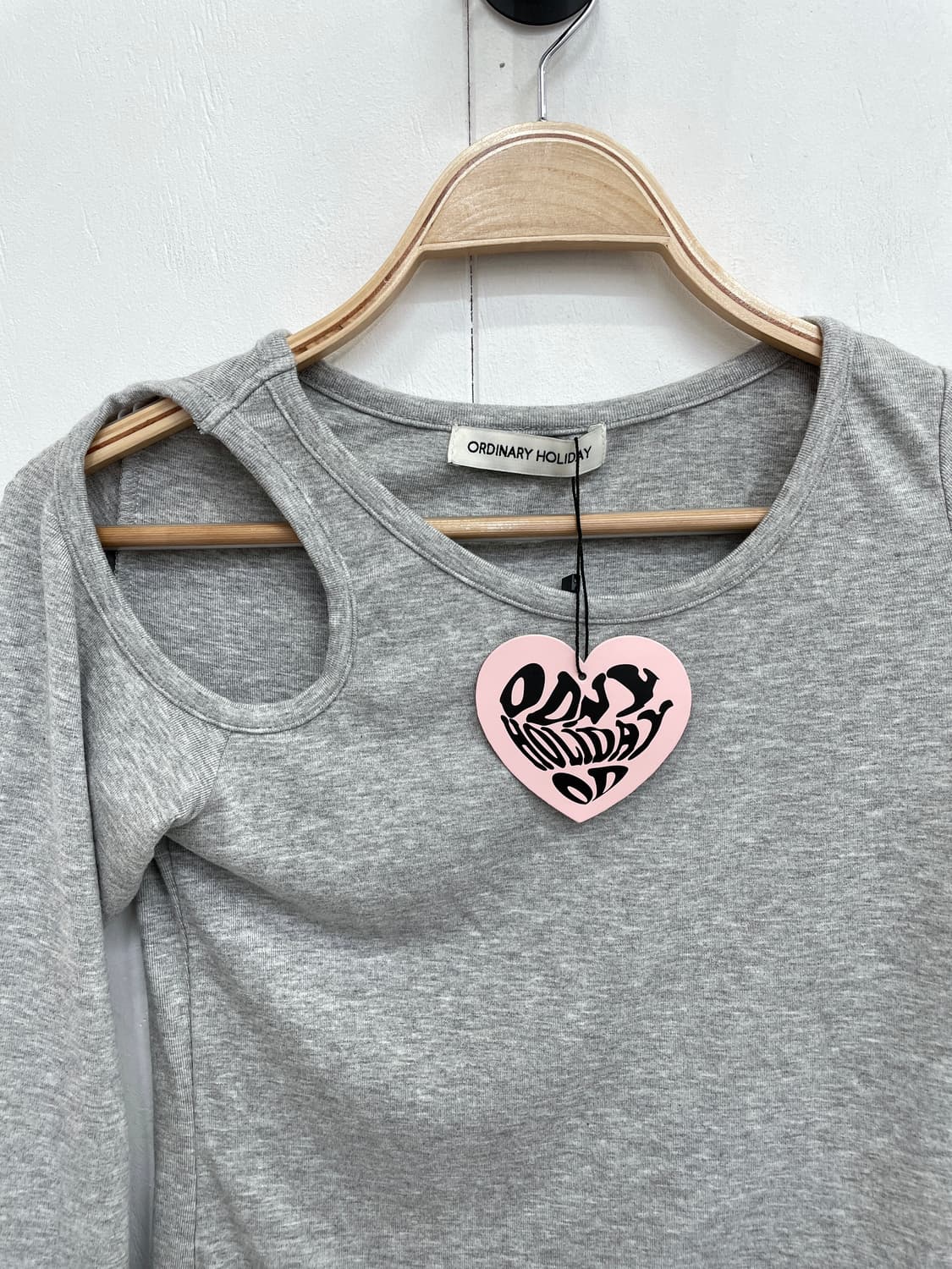 오디너리 홀리데이 숄더 컷아웃 롱슬리브 티셔츠 상품이미지6